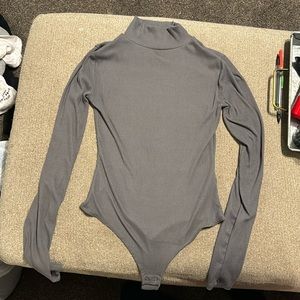 So- gray body tourt top